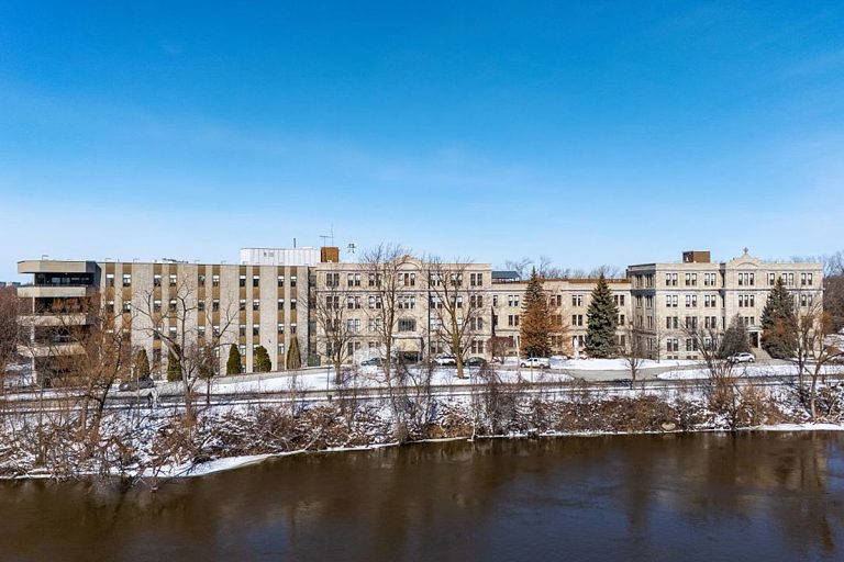 L’ancien couvent des Sœurs Missionnaires loge au 100, place Juge-Desnoyers dans Pont-Viau.