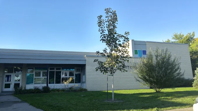 L’école primaire Paul-Comtois est située au 1701, rue de Lucerne, et dessert les quartiers de Vimont et d’Auteuil. (Photo gracieuseté – Younes El Fakir)