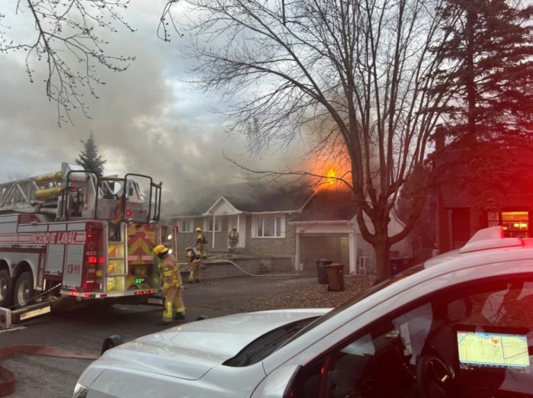 Ce violent feu ayant débuté dans la cuisine d’une maison de la rue Belmont, à Saint-François, le jeudi 9 avril, a été maîtrisé en moins d’une heure par les pompiers de Laval. (Photo gracieuseté)
