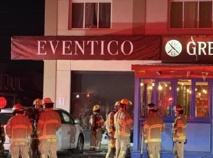 Les pompiers de Laval ont maîtrisé ce feu d’origine criminelle survenu dans un restaurant u chemin du Souvenir, à Chomedey, en une trentaine de minutes seulement, dans la nuit du dimanche 26 avril. (Photo gracieuseté)
