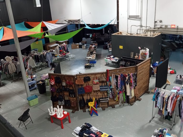 La friperie communautaire de l’Église 180 a permis d’offrir manteaux d’hiver, chaussures, vêtements et autres articles essentiels à des femmes de la région en plus d’amasser près de 4000$ pour trois maisons d’hébergement l’an passé. (Photo gracieuseté)