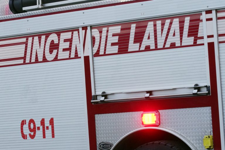 Pompiers et policiers sont toujours en intervention en raison d’un feu suspect d’un boisé et d’un champ situés dans le secteur de l’avenue Marcel-Villeneuve et de la montée Masson dans l’est de Laval. (Photo 2M.Media – Archives)
