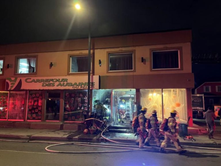 Les pompiers de Laval ont maîtrisé en une trentaine de minutes ce feu ayant endommagé le Carrefour des Aubaines du Relais Communautaire de Laval, le mercredi 8 avril, à Pont-Viau. (Photo gracieuseté)