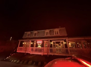 Le restaurant Boating Club a été le théâtre d’un feu de sa cheminée de four à bois vite contrôlé par les pompiers de Laval dans la soirée du samedi 25 avril. (Photo gracieuseté)