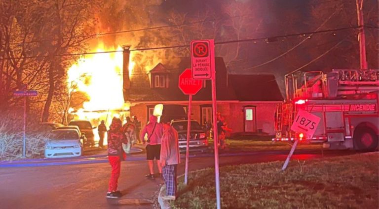 Les pompiers de Laval ont pris le contrôle de ce violent feu de bâtiment résidentiel situé rue Maurice-Gauvin, le lundi 27 avril, en une trentaine de minutes seulement. (Photo gracieuseté)
