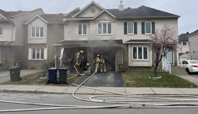 Alors qu’elle était branchée dans le garage de la maison, une trottinette électrique et sa pile rechargeable sont à l’origine d’un feu survenu rue de Chevillon, à Chomedey, le mardi 28 avril. (Photo gracieuseté)