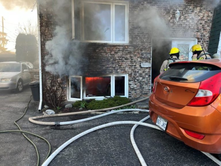 Ce feu vite maîtrisé en une quarantaine de minutes par les pompiers de Laval a fait deux blessés et causé un total de 225 000$ en dommages, rue Côme, à Fabreville, le jeudi 23 avril. (Photo gracieuseté)