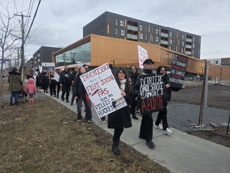 Enfants, travailleurs et partenaires du milieu communautaire ont marché dans les rues de Chomedey, le mercredi 1er avril. (Photo 2M.Media – Corinne Prince)
