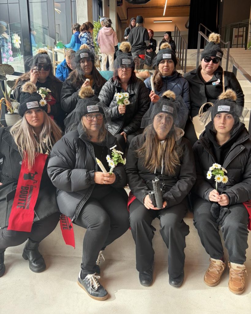 L’équipe de la Maison des enfants le Dauphin de Laval s’est fait remarquer grâce à ses travailleuses arborant le voile noir, à l’image du style vestimentaire propre aux veuves. (Photo gracieuseté – Page Facebook La Maison des enfants le Dauphin de Laval)