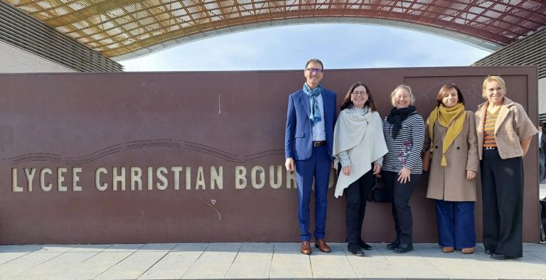 Mission pédagogique en France pour deux enseignantes du Collège Montmorency Les deux professeures montmorenciennes en compagnie de leurs collègues français. (Photo gracieuseté)