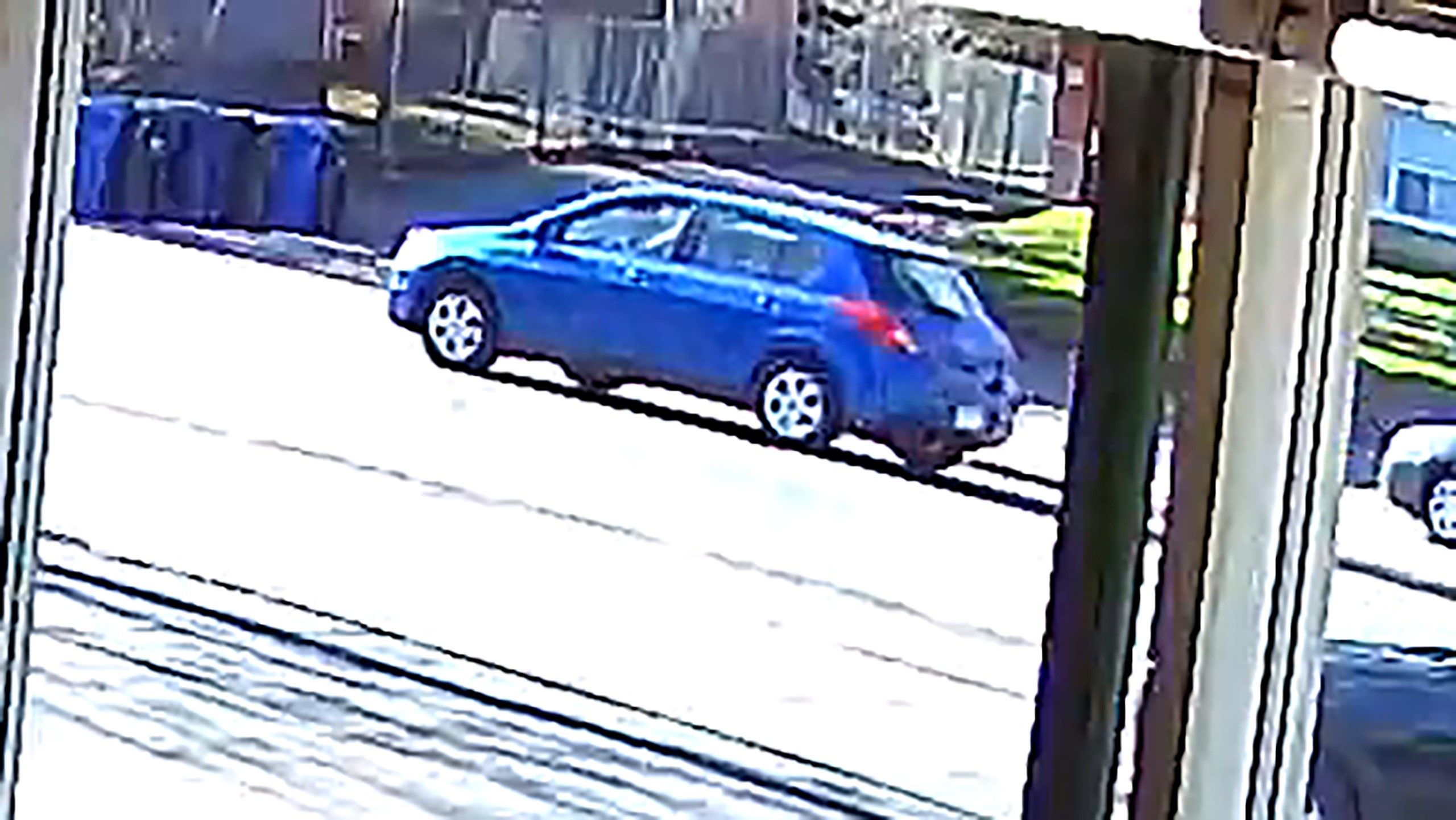 Le véhicule d’intérêt recherché par la police de Laval est un modèle Nissan Versa bleu datant de 2007 à 2013. (Photo gracieuseté – Service de police de Laval)