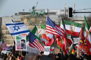 Une manifestation avec les drapeaux du Chah, des américains et israéliens. ( Photo gracieuseté-AFP)
