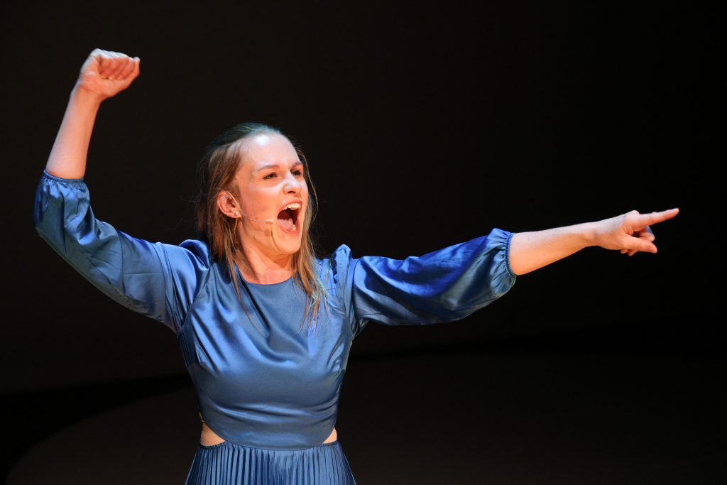 Stéphanie Morin-Robert témoigne de son quotidien avec un oeil de verre dans la pièce autobiographique Angle Mort. (Photo gracieuseté - Leif Norman)