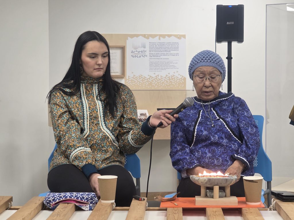 Dans la culture inuite, les événements importants sont célébrés avec la cérémonie du qulliq, réalisée par l’aînée de la communauté. La lampe à huile traditionnelle utilisée a été prêtée par l’Institut culturel Avataq et a ensuite été intégrée à l’exposition. (Photo 2M.Média – Corinne Prince)