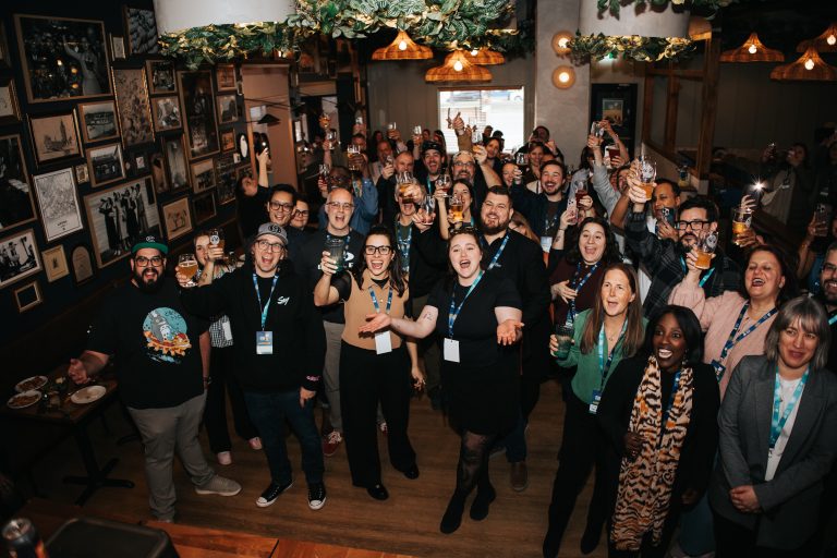 La foule présente au lancement du Festival des bières de Laval a levé son verre aux 10 ans de l’événement. Une compilation vidéo de moments semblables sera présentée lors du Festival pour souligner l’anniversaire. (Photo gracieuseté - Aurélie Sarrazin)