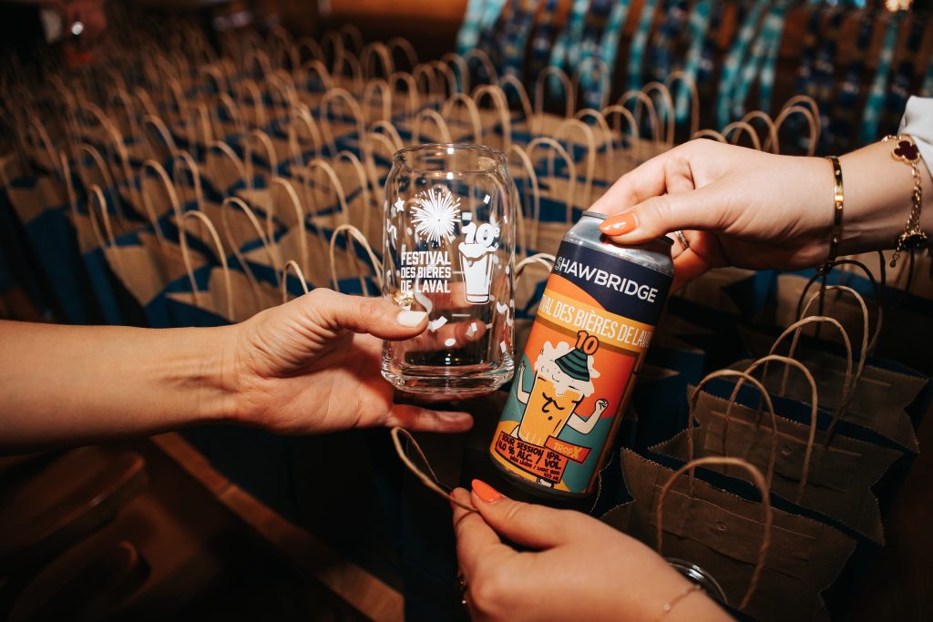 Pour la première fois, la bière officielle associée au Festival a été produite par une autre microbrasserie que Les Insulaires, en l’occurrence Shawbridge, qui a créé une Sour Session IPA. (Photo gracieuseté - Aurélie Sarrazin)