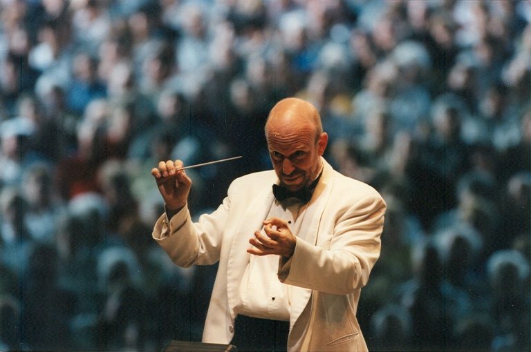 Jean-François Rivest dirigeant l’OSL dans l'Amphithéâtre Fernand-Lindsay, dans Lanaudière, en 2000. (Photo gracieuseté)