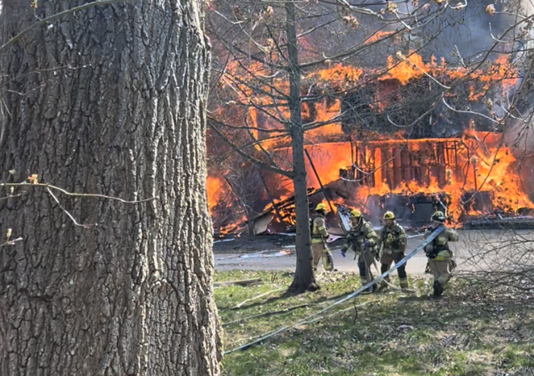 Au total, 30 pompiers du Service de sécurité incendie de Laval ont été dépêchés sur les lieux afin de contrôler cet incendie potentiellement criminel. (Photo gracieuseté)