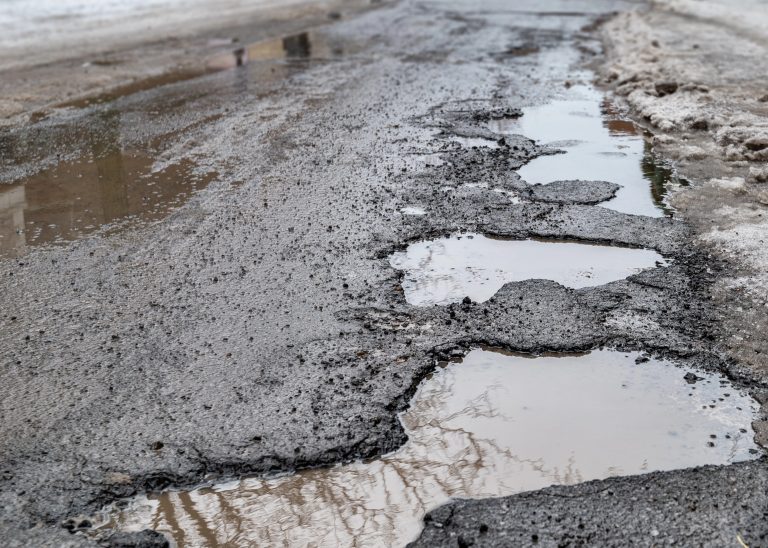 Action Laval s’inspire de CAA-Québec et lance un sondage citoyen sur les pires routes du territoire lavallois. (Photo gracieuseté – Depositphotos)