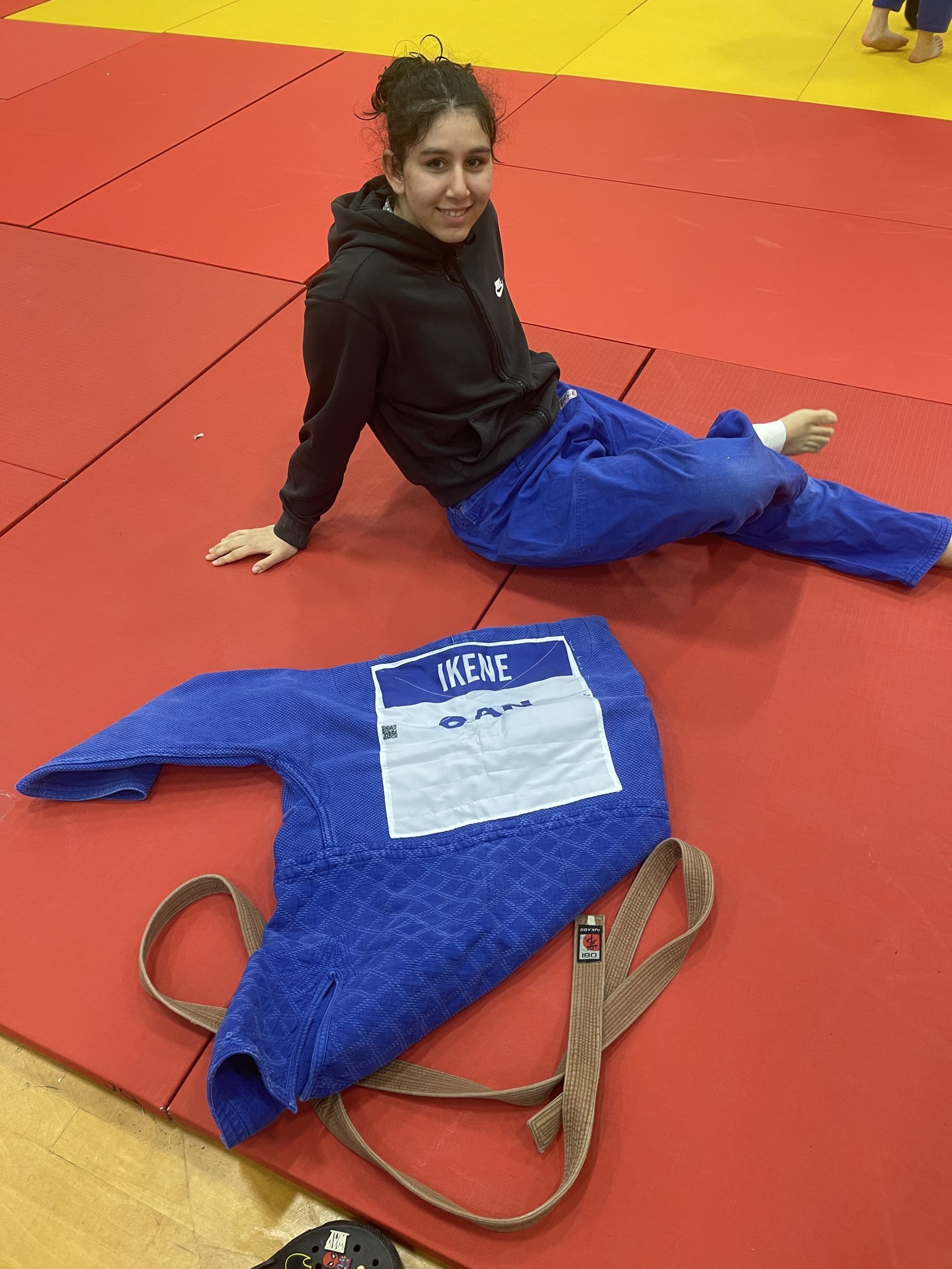 Loundja Ikene lors d'un échauffement avant l'un de ses combats au Championnat provincial de judo. (Photo gracieuseté)
