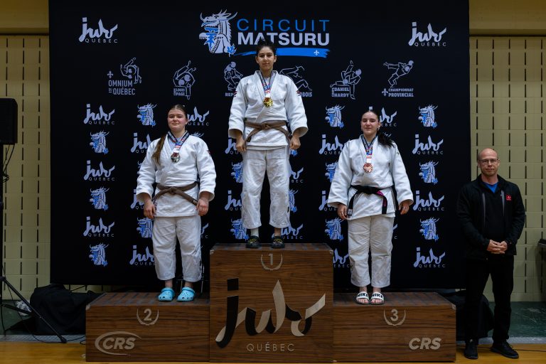 Loundja Ikene championne provinciale de judo Loundja Ikene sur la plus haute marche du podium au Championnat provincial de judo. (Photo gracieuseté)