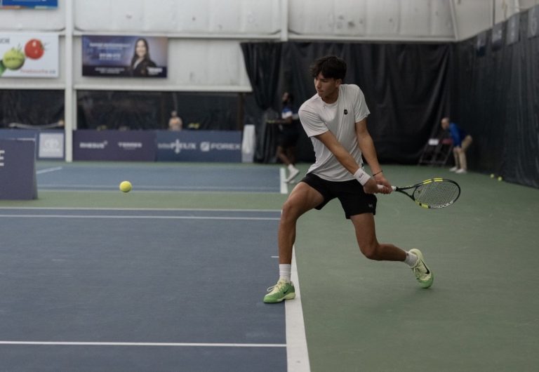 Antoine Clavel vise les pros en tennis Antoine Clavel lors d'un match de tennis. (Photo gracieuseté)