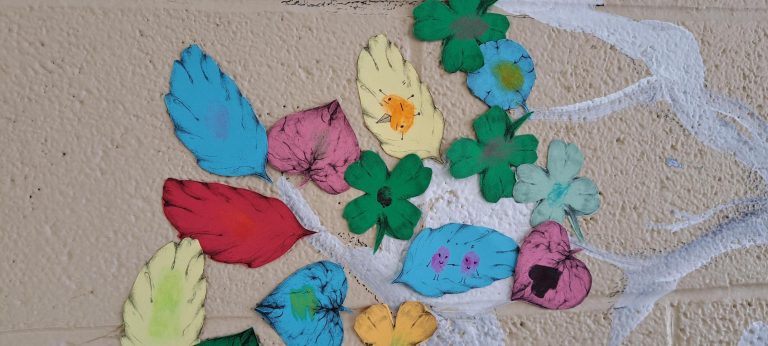 Vue sur l'arbre créé par des élèves de l'école Leblanc. (Photo gracieuseté)