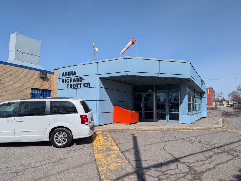 L’aréna Richard-Trottier est situé au 3155, rue Esther, à Fabreville. (Photo 2M.Media – Nicholas Pereira)