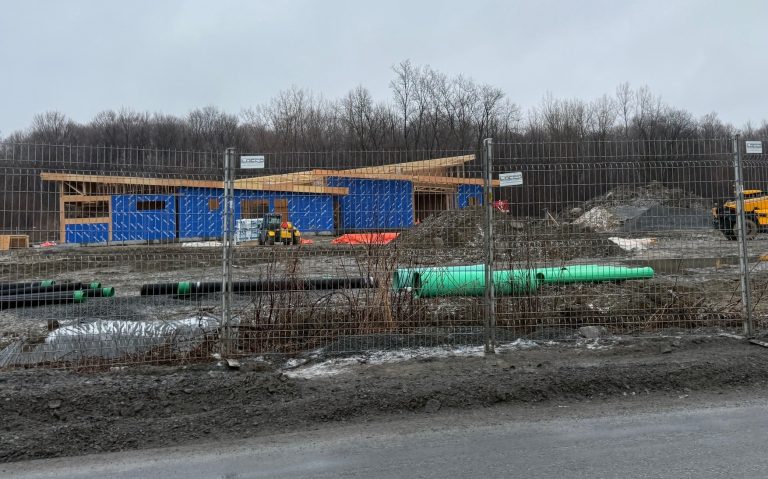 Le chantier du pavillon d’accueil à l’orée du bois de l’Équerre, dans Sainte-Rose, va bon train. Selon l’échéancier, les travaux devraient prendre fin en octobre prochain.