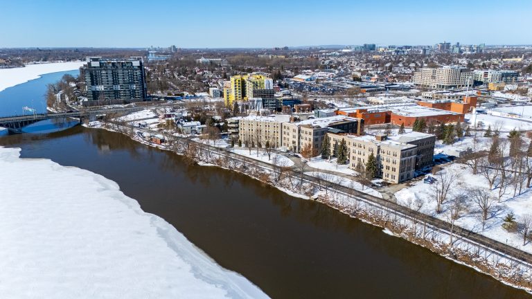 Entrée du pont Viau: travaux de 20 M$ pour soutenir 1800 nouveaux logements En plus de réduire les risques de surverses, d’importants travaux de remplacement et de mise à niveau de conduites souterraines dans le secteur du métro Cartier paveront la voie à la mise en chantier de quelque 1800 logements à l’entrée du pont Viau ces prochaines années.
