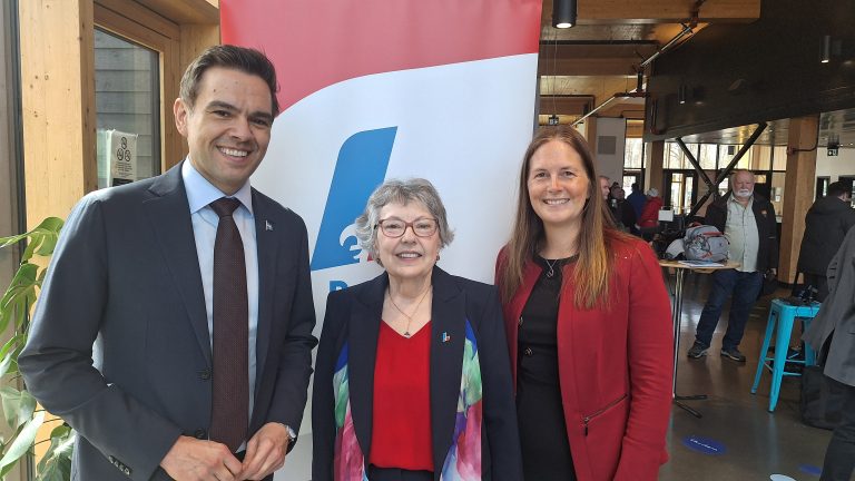 Candidate libérale dans Sainte-Rose, Dre Cécile Tremblay ici entourée de son chef Charles Milliard et de la députée des Mille-Îles, Virginie Dufour.
