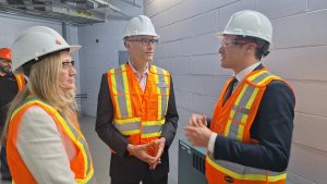 Le maire Stéphane Boyer en présence du ministre fédéral du Logement et de l’Infrastructure, Gregor Robertson, et de la secrétaire parlementaire du ministre, Caroline Desrochers. 