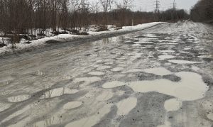 Photo d’une portion de la rue des Charmes avant que le Service des travaux publics ne procède à son nivellement plus tôt cette semaine.