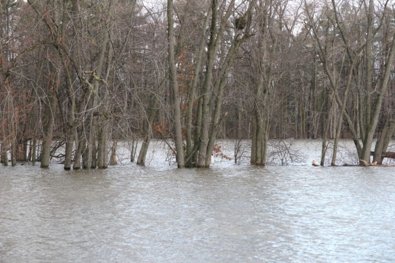 Crue printanière: montée rapide des eaux et intervention à Laval Les eaux montent rapidement autour des berges de Laval et la Ville affirme être désormais en mode intervention. (Photo 2M.Media – Archives)