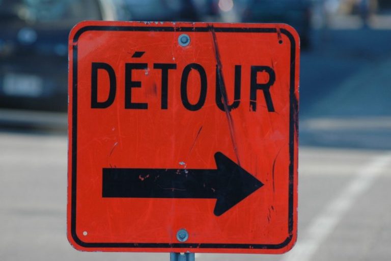 Des travaux entraîneront de nombreuses fermetures dans le secteur des échangeurs de l’autoroute 13 et autoroute 520 ce week-end. (Photo 2M.Media – Archives)