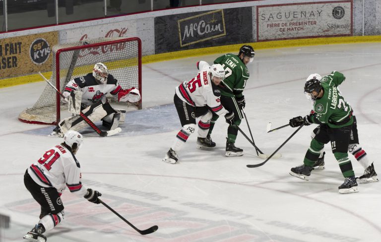 Photo d'un match de la série entre les Pétroliers de Laval et les Marquis de Jonquière dans la LNAH. (Capture d'écran - Site web de la LNAH / Mario Boily)
