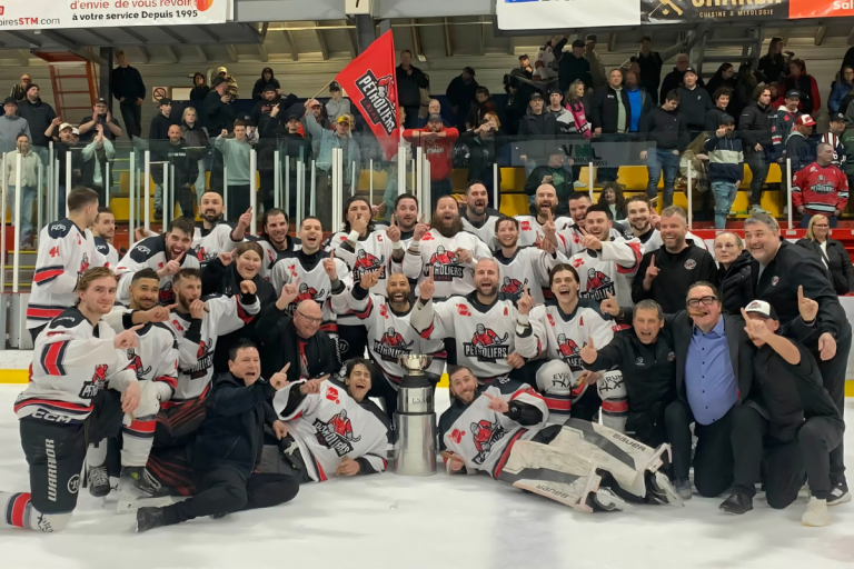 Les Pétroliers célébrant leur titre de champions de la LNAH. (Capture d'écran - Site web de la LNAH)