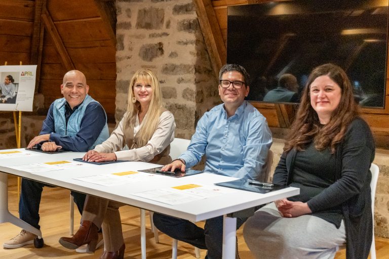 De gauche à droite: Christopher Skeete, ministre responsable de la région de Laval, Aline Dib, conseillère municipale de Saint-Martin, Philippe-Karl Raposo, président de l'APRL et Karine Robinette, directrice générale du Regroupement des popotes roulantes du Québec. (Photo gracieuseté)