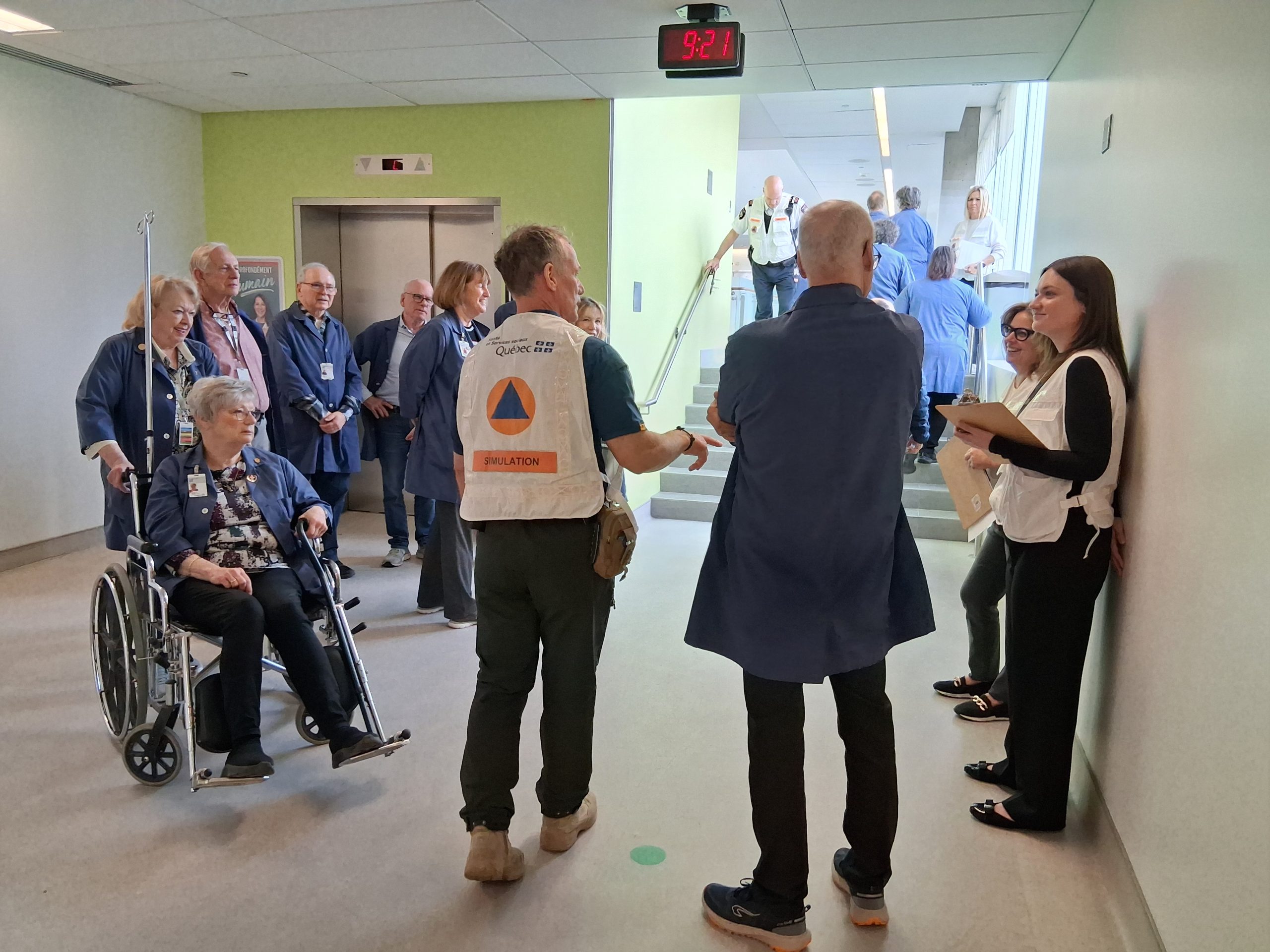 Le personnel et des patients figurants se déplaçant vers la sortie du Centre intégré de cancérologie de Laval. (Photo gracieuseté)