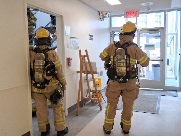 Le Service de sécurité incendie a participé à l’exercice en déplaçant plusieurs véhicules sur place. Les pompiers se sont même assurés que les lieux avaient bien été évacués comme si un vrai feu était en cours. (Photo gracieuseté)