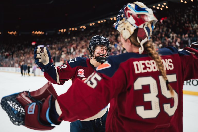 Marie-Philip Poulin, Ann-Renée Desbiens et les joueuses de la Victoire ont uni leurs efforts pour atteindre la finale de la Coupe Walter pour la première fois de l'histoire de l'organisation. (Photo gracieuseté - Page Facebook de la Victoire)