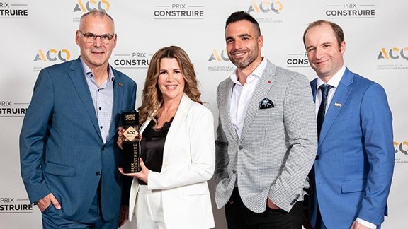 De gauche à droite : Éric Fraser, président ACQ, Jennifer Champoux, responsable santé et sécurité construction au Groupe Montoni, Adamo Iaboni, directeur construction au Groupe Montoni, et Vincent Lord, directeur de l’actuariat chez Novo SST. (Photo gracieuseté)