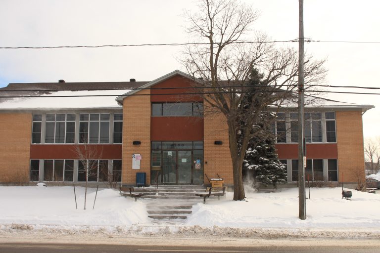 Situé au 4300, boulevard Samson, dans Chomedey, le Centre Alain-Grandbois renouera avec sa vocation initiale de bibliothèque de quartier en 2027.
