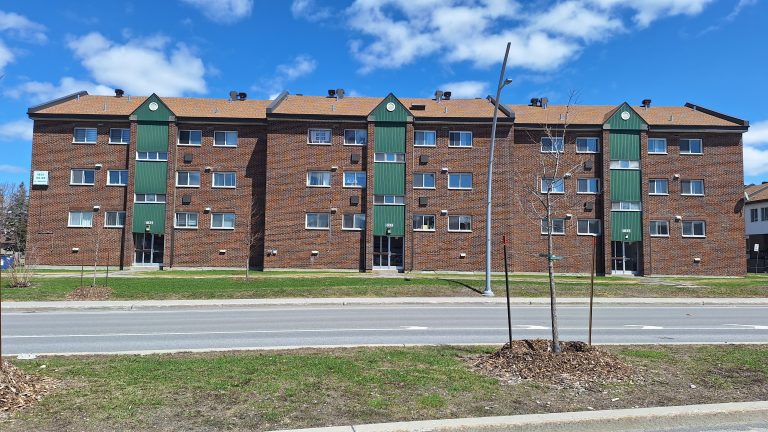 Cet immeuble de 24 logements bordant le boulevard Le Corbusier, Place Saint-Martin, nécessite des travaux de rénovation estimés à 5,2 M$.