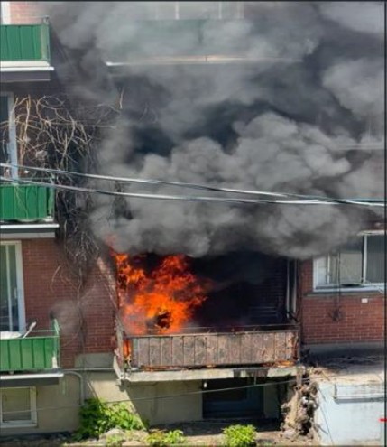 Les pompiers de Laval ont mis une quarantaine de minutes pour prendre la mesure de ce feu provoqué par un rechargement de batterie au lithium sur un balcon d’un immeuble locatif du boulevard Samson, le samedi 16 mai, à Chomedey. (Photo gracieuseté)