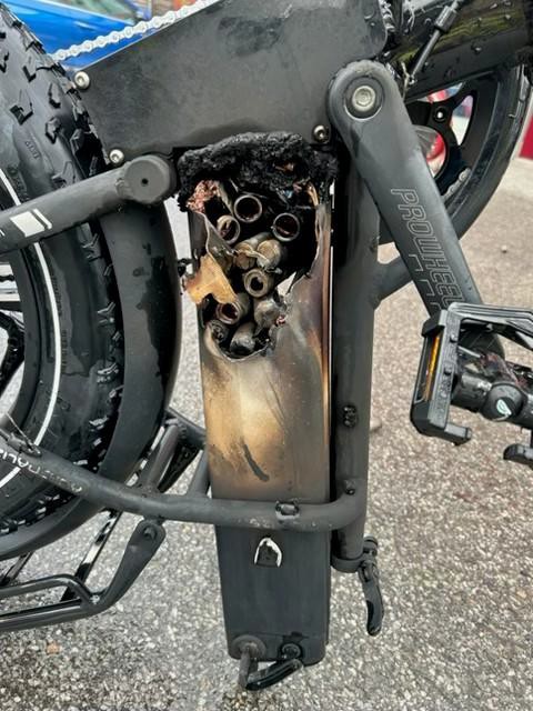 Les pompiers de Laval n’auront mis que sept minutes à contrôler ce début d’incendie causé par une batterie de vélo électrique défectueuse dans un commerce du boulevard des Laurentides, à Laval-des-Rapides. (Photo gracieuseté)