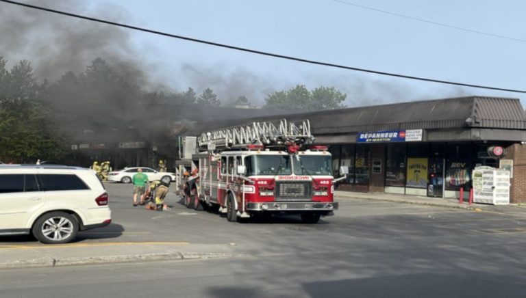 Feu suspect et 330 000$ de dégâts pour un nettoyeur de l’ouest de Laval Un nettoyeur du boulevard Saint-Martin Ouest, à Chomedey, a été frappé par un feu suspect maîtrisé en un peu plus de deux heures par les pompiers de Laval. (Photo gracieuseté)