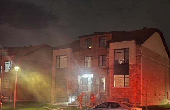 Les pompiers de Laval ont maîtrisé cet autre feu de cuisine à se produire sur leur territoire, rue du Grand-Pic, à Sainte-Rose, en une demi-heure à peine. (Photo gracieuseté)