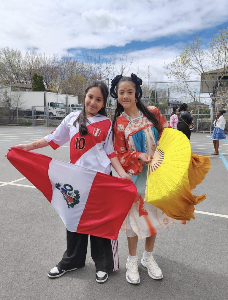 L’école l’Envol célèbre la diversité Deux élèves de l’école l’Envol fières de représenter le pays de leur choix lors des Journées interCOOLturelles. (Photo gracieuseté)