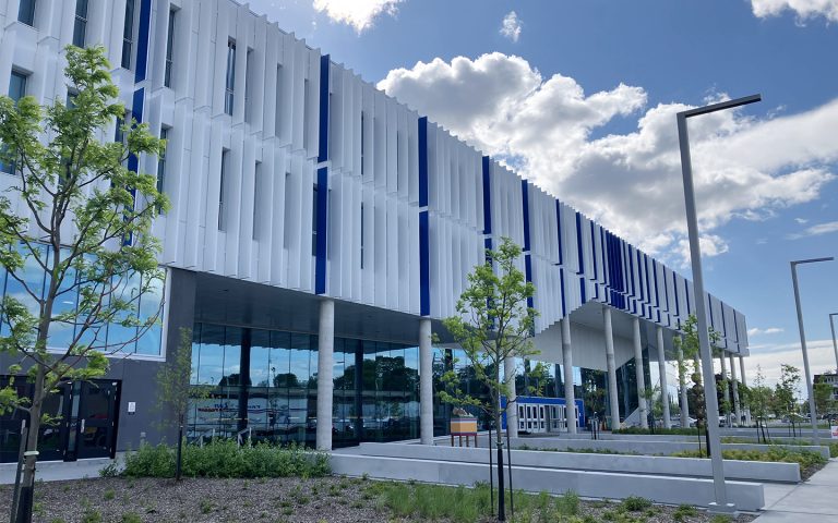 Selon le Conseil du Bâtiment Durable du Canada, les bâtiments sont à l’origine de près de 30% de tous les gaz à effet de serre, de 35% des déchets d’enfouissement et de quelque 70% de la consommation d’eau des municipalités. (Photo gracieuseté – Société québécoise des infrastructures)
